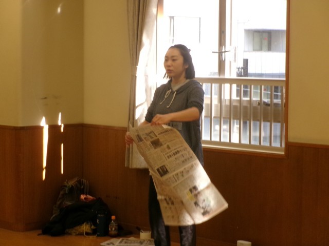 新聞紙を取り出すダンサー.JPG