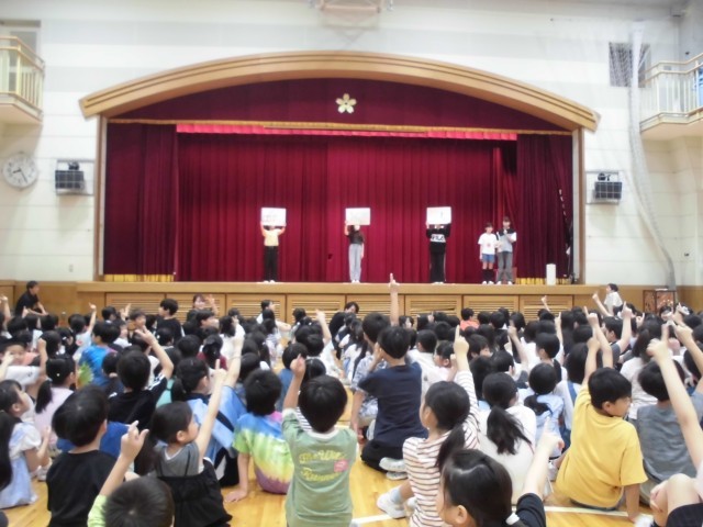 「先生紹介クイズ」の様子