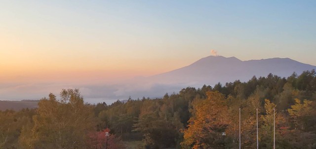 朝焼けの雲海に浮かぶ浅間山