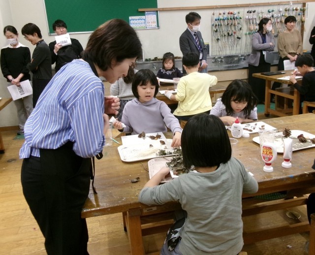 子どもを見る倉島先生.JPG