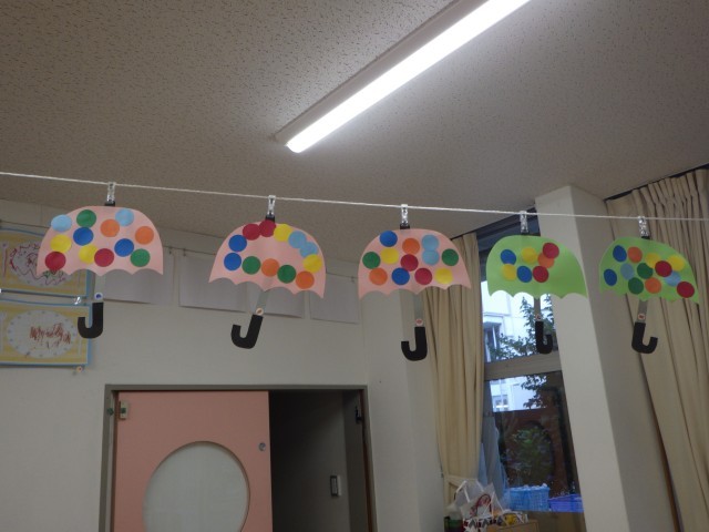 保育室におしゃれな傘がたくさん飾ってあります
