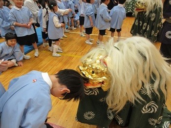 獅子に頭を噛まれている様子