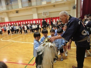 小さい獅子にご挨拶