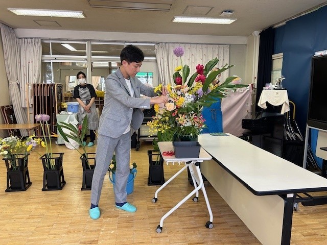 樋口区長も生け花体験